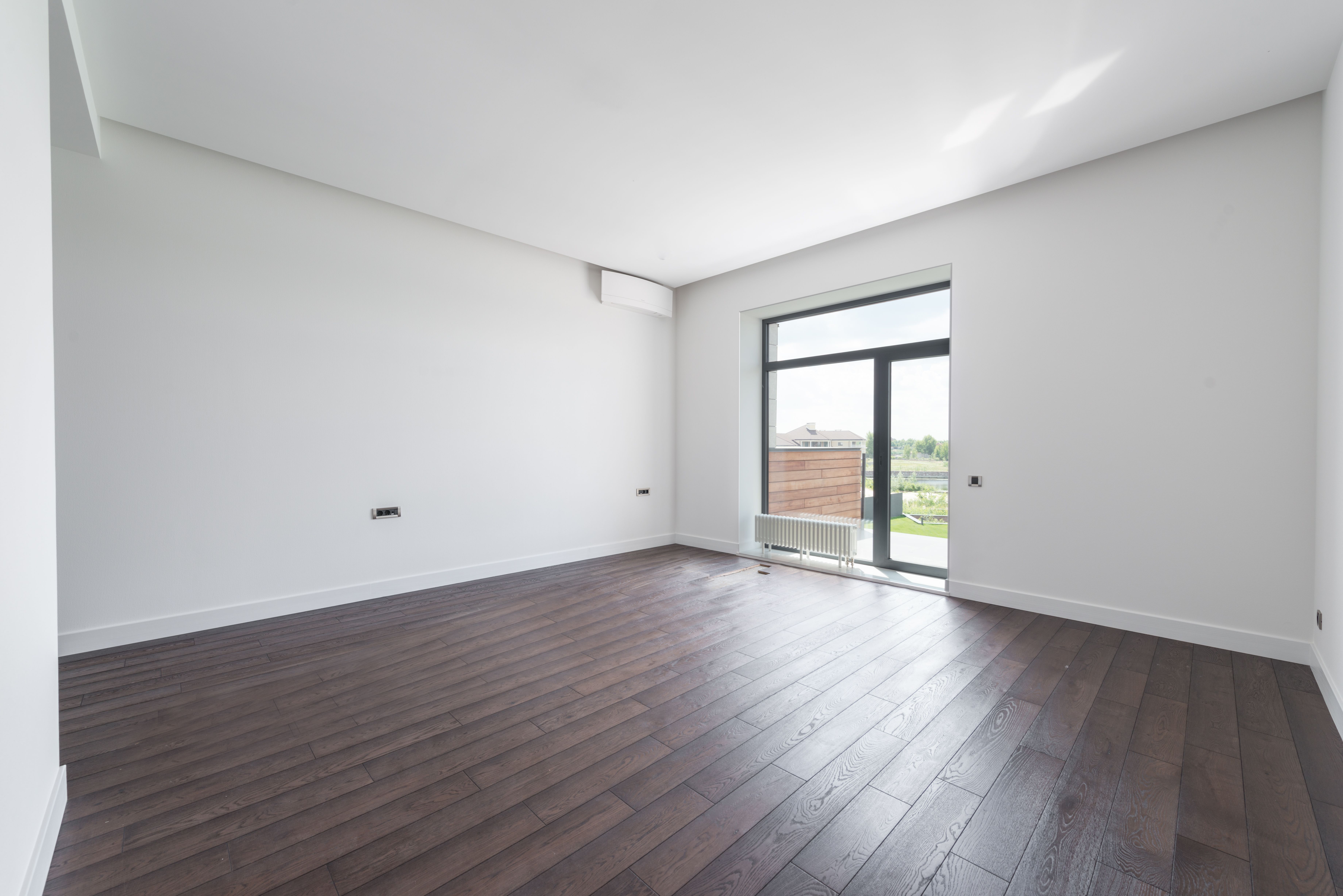 Bodenverlegung Schwetzingen – leeres Zimmer mit neuem Vinylboden