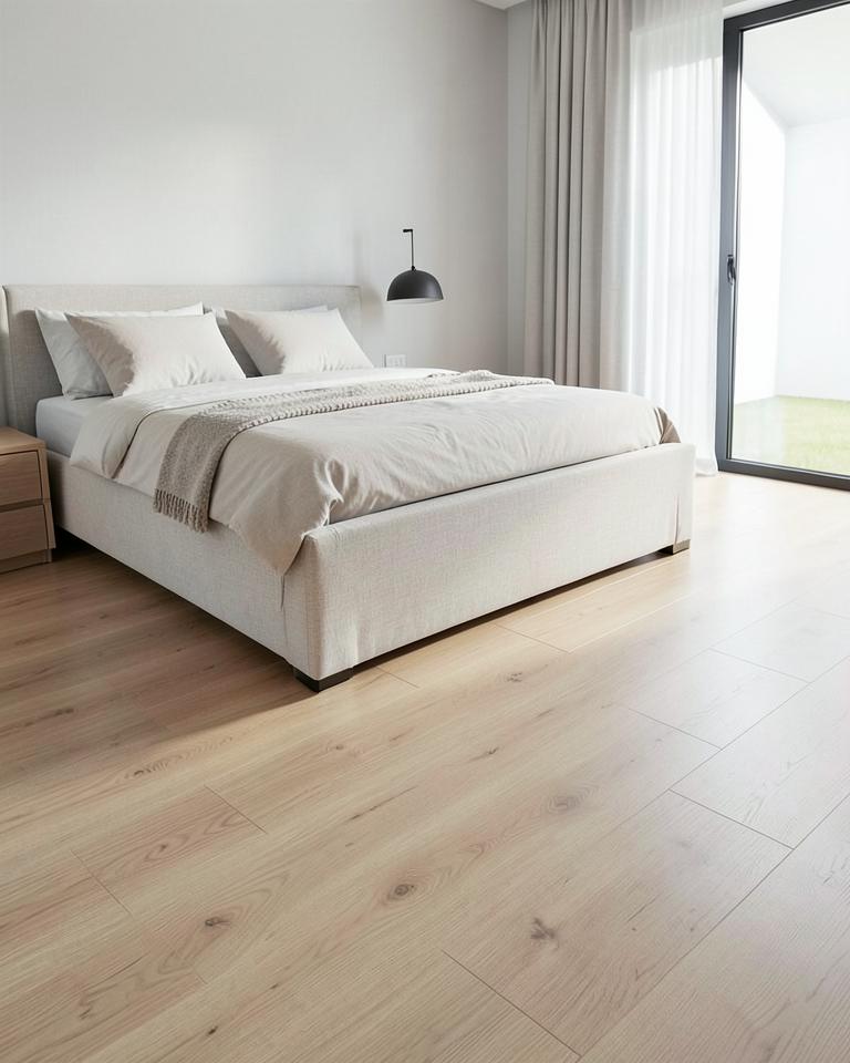 Laminat – heller Klick-Laminatboden in Eichenoptik im Schlafzimmer