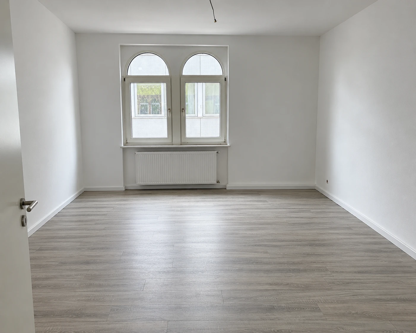 Leere, besenrein übergebene Wohnung nach Entrümpelung durch HM Sanierung